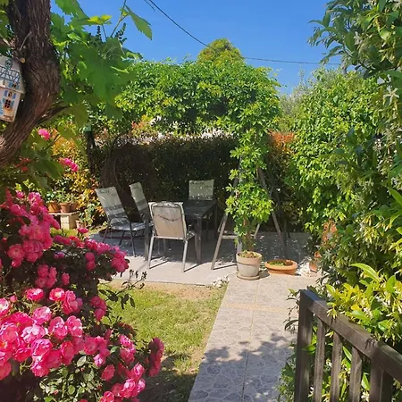 Garden Oasis - Kastel Luksic Apartment